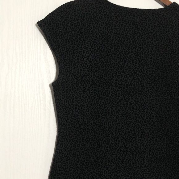 ANN TAYLOR Blouse Womens Medium Petite Black Velvet Animal Pattern Cap Sleeve - Picture 10 of 11